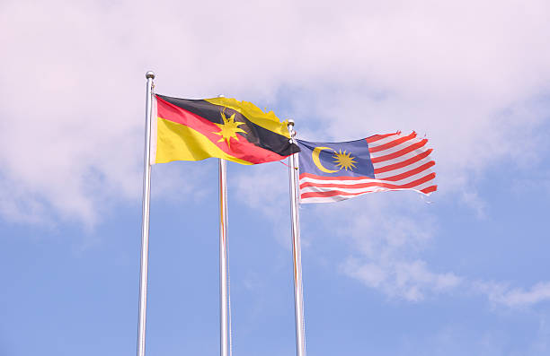 drapeau malaisien à côté d’un drapeau sarawakien - sarawak state photos et images de collection