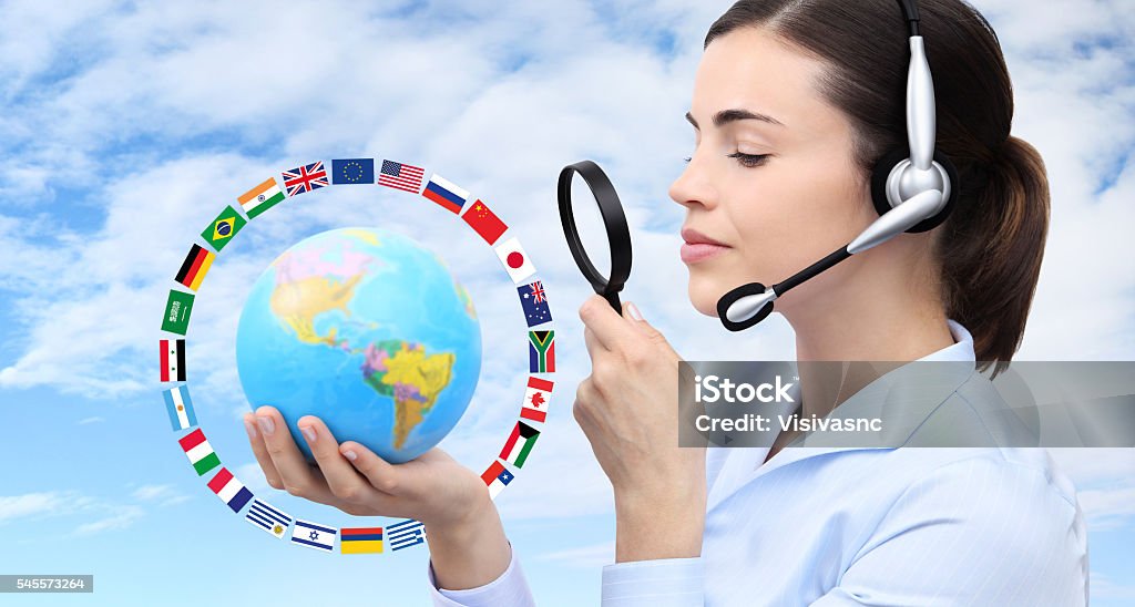 recherche de concept, femme avec casque, globe, drapeaux et loupe - Photo de Traduction libre de droits