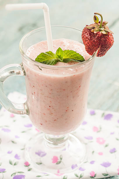 bicchiere di latte di fragola agitare con fragole fresche e min - vertical studio shot indoors pink foto e immagini stock