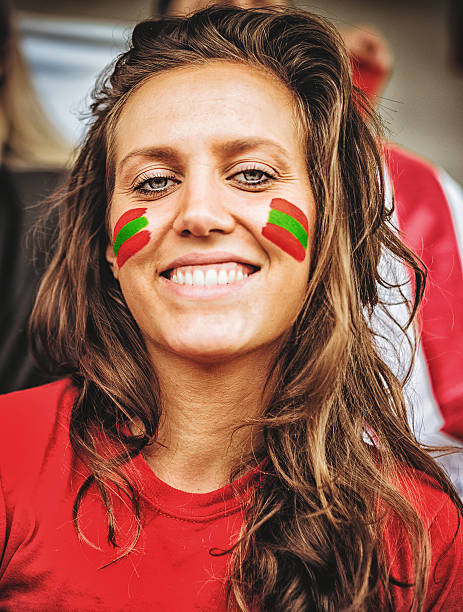 счастье portugal сторонник женщина на стадионе - portuguese culture women ethnic smiling стоковые фото и изображения