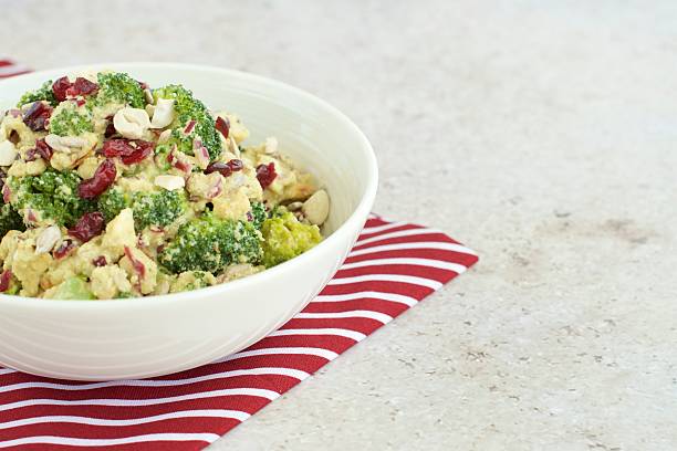 Salade de brocoli à la canneberge, noix de cajou et graines de tournesol - Photo