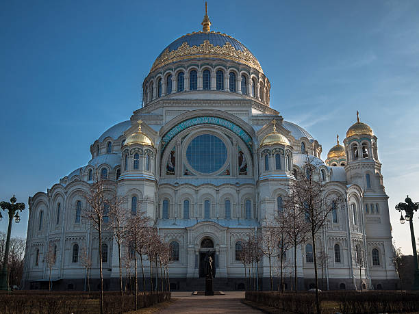 marine-kathedrale st. nikolaus in kronstadt - cathedral russian orthodox clear sky tourism stock-fotos und bilder