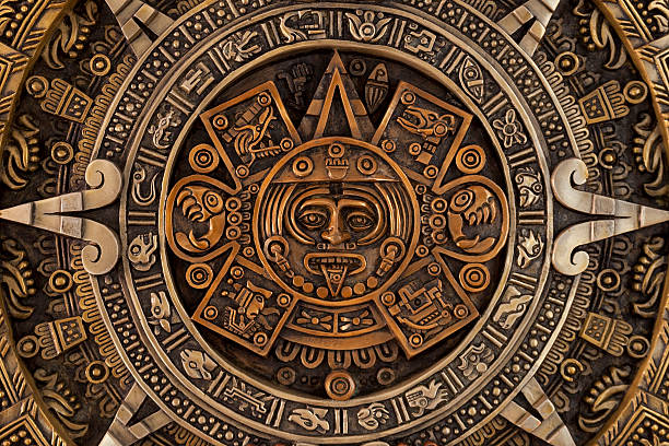 close view of the aztec calendar - klassieke beschaving stockfoto's en -beelden