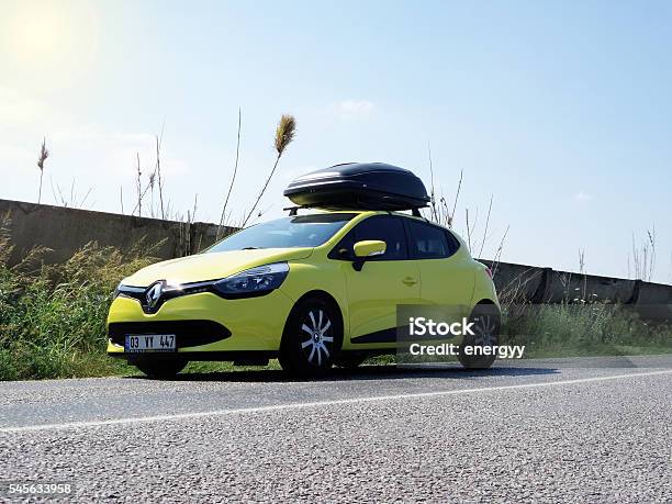 Renault Clio With A Cargo Box Stockfoto en meer beelden van Auto - Auto, Doos, Dak