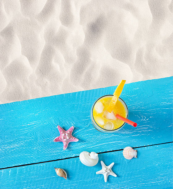 прохладительный напиток на пляже - shell starfish orange sea стоковые фото и изображения