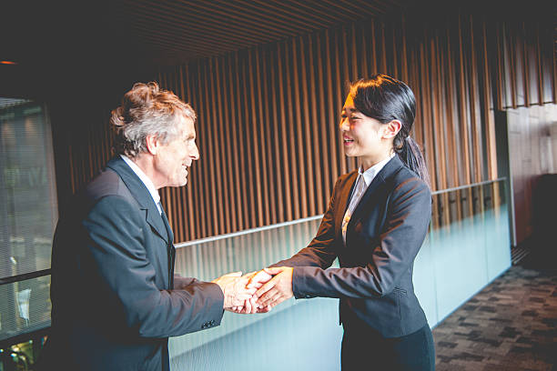 starszy kaukaski biznesmen i japoński przedsiębiorca shaking hands, kioto, japonia - handshake respect japan business zdjęcia i obrazy z banku zdjęć