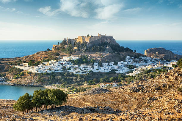 lindos, rhodes, grèce - lindos photos et images de collection