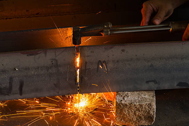 металлический резак - стальная резка с ацетиленом факелом. - foundry propane work tool welder стоковые фото и изображения