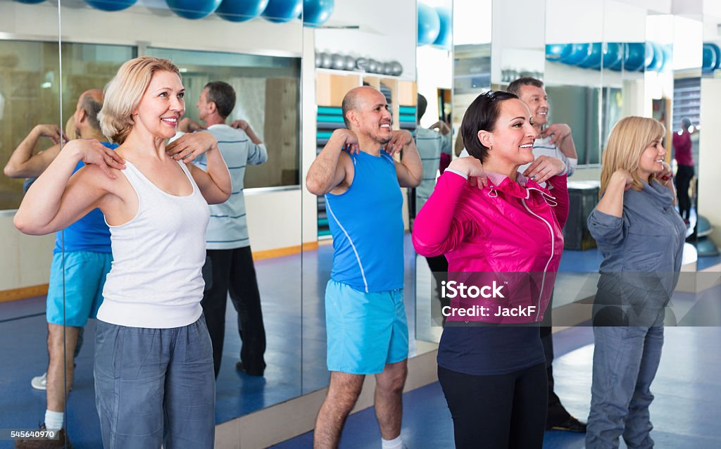 Pessoas treinando em uma academia fazendo pilates - Foto de stock de Interior royalty-free