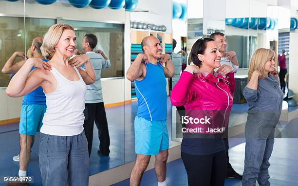 Foto de Pessoas Treinando Em Uma Academia Fazendo Pilates e mais fotos de stock de Interior - Interior, Terceira idade, Treino esportivo