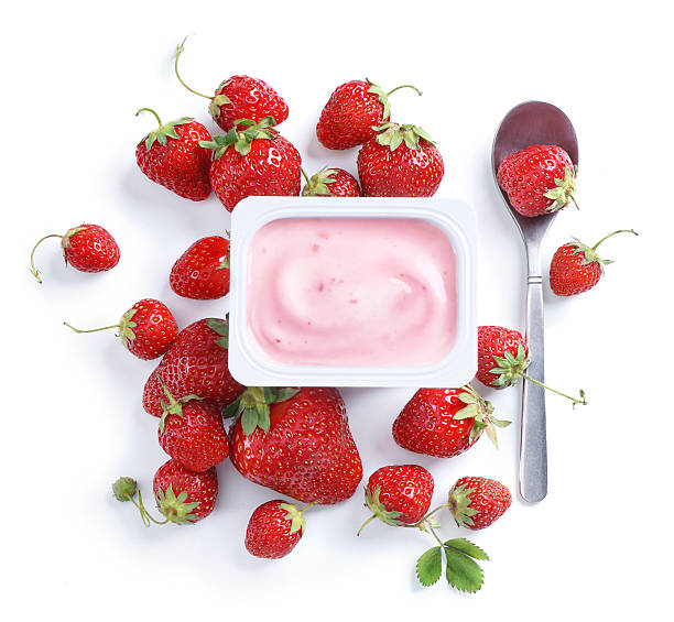 yogurt alla fragola con bacche. - yogurt yogurt container strawberry spoon foto e immagini stock