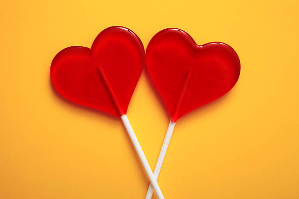 2つのロリポップ。赤い心。キャンディ。愛のコンセプト。バレンタインデー。 - valentines candy ストックフォトと画像