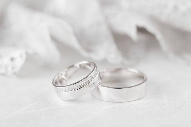 クローズアップ結婚指輪 - ring wedding gold single object ストックフォトと画像