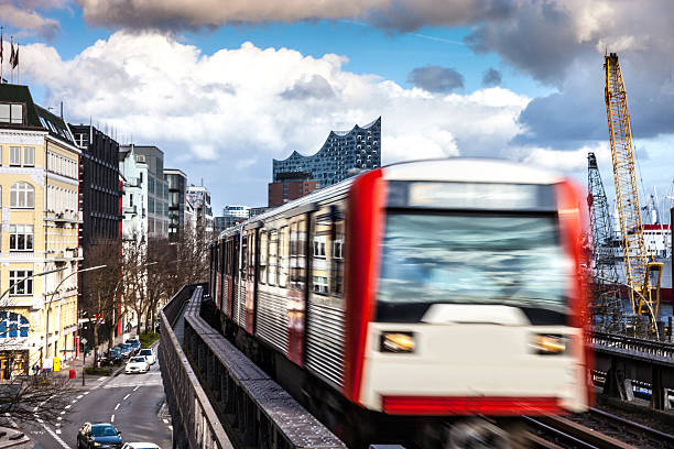 trem de metrô em hamburgo, alemanha - train blurred motion nobody subway train - fotografias e filmes do acervo