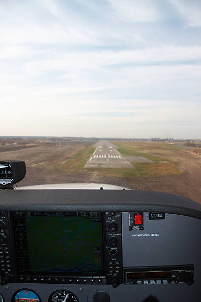 приближается runway - small airport cessna airplane стоковые фото и изображения