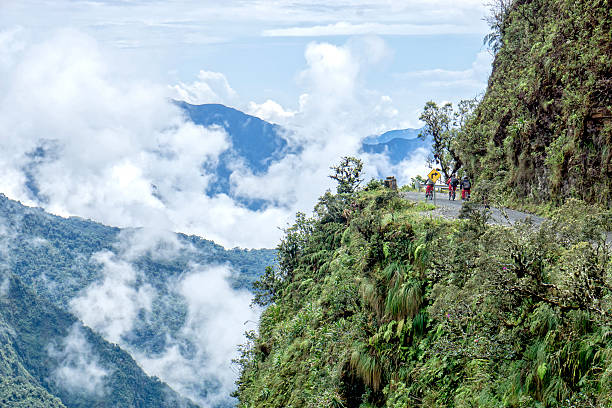 дорога смерти боливии свою очередь, - steep outdoors nature forest стоковые фото и изображения