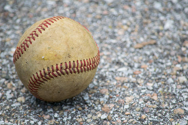 viejo béisbol en el pavimento - seam horizontal full frame outdoors fotografías e imágenes de stock