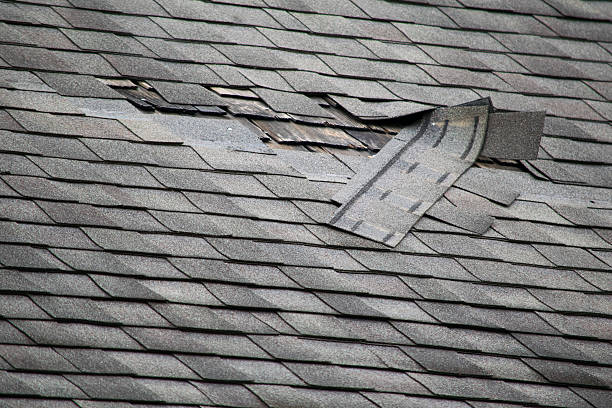 damaged roof shingles - beschadigd stockfoto's en -beelden
