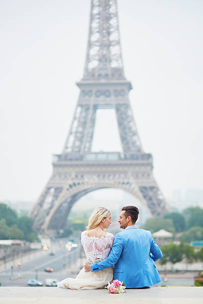 właśnie małżeństwo w pobliżu wieży eiffla w paryżu - honeymoon wedding paris france bride zdjęcia i obrazy z banku zdjęć