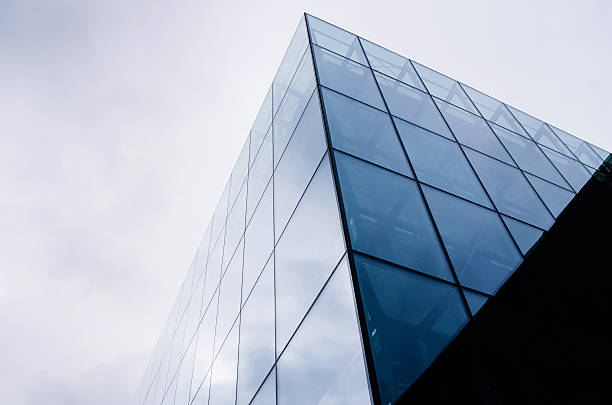 abstrakte schwarz-weiß-architektur auf himmelshintergrund - architecture office business glass stock-fotos und bilder