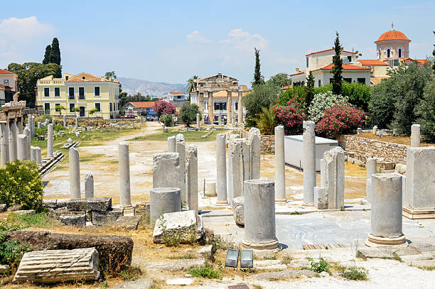 ruinas griegas antiguas - el ágora antigua en atenas, grecia - roman agora fotografías e imágenes de stock