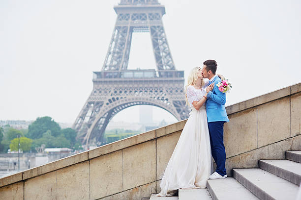 pareja recién casada cerca de la torre eiffel en parís - honeymoon wedding paris france bride fotografías e imágenes de stock