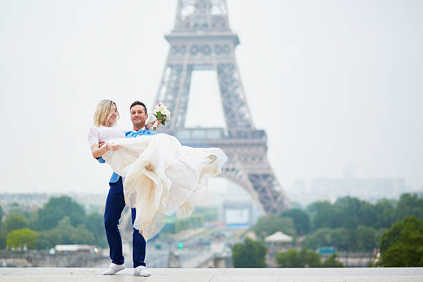 pareja recién casada cerca de la torre eiffel en parís - honeymoon wedding paris france bride fotografías e imágenes de stock