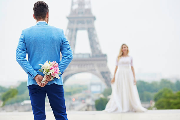 novio escondiendo el ramo de la boda a sus espaldas - honeymoon wedding paris france bride fotografías e imágenes de stock