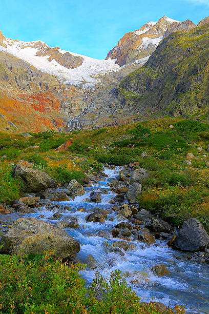 rivière bleue idyllique, paysage de campagne alpine du mont blanc, vallée d’aoste - aiguille du midi photos et images de collection
