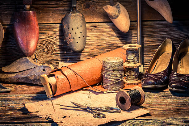 istock Old cobbler workshop with tools and spare parts 545663706