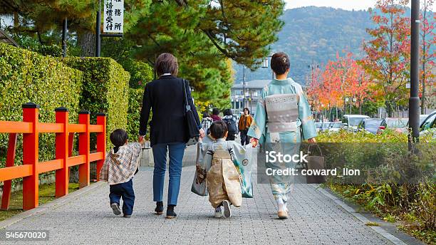 伝統的な一日の通路日本の祭り - 七五三のストックフォトや画像を多数ご用意 - 七五三, お祝い, アジア大陸