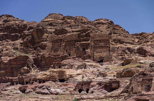 tumbas mu'aisireh. as tumbas das cavernas em petra, jordânia - petra ancient civilization jordan cave - fotografias e filmes do acervo