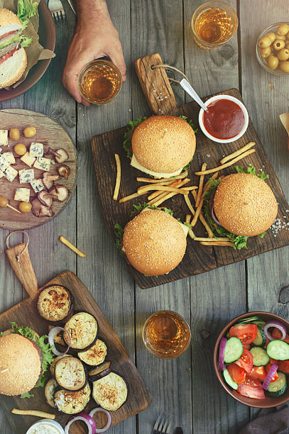 diferentes hamburguesas y cerveza - dining burger outdoors restaurant fotografías e imágenes de stock