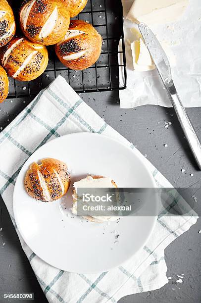 Brezelbrötchen Mit Mohn Und Butter Stockfoto und mehr Bilder von Abnehmen - Abnehmen, Bagel, Braun