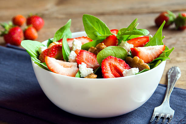 insalata di fragole e spinaci - plate salad leaf vinegar foto e immagini stock