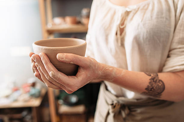 ręce garncarza damskiego z profilem glinianej miski, zbliżenie - sculptor ceramics art potter zdjęcia i obrazy z banku zdjęć