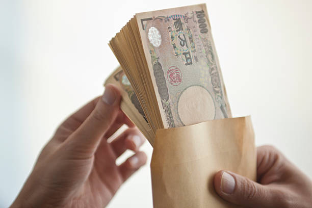 handzählen des geldes - japanischer yenschein stock-fotos und bilder