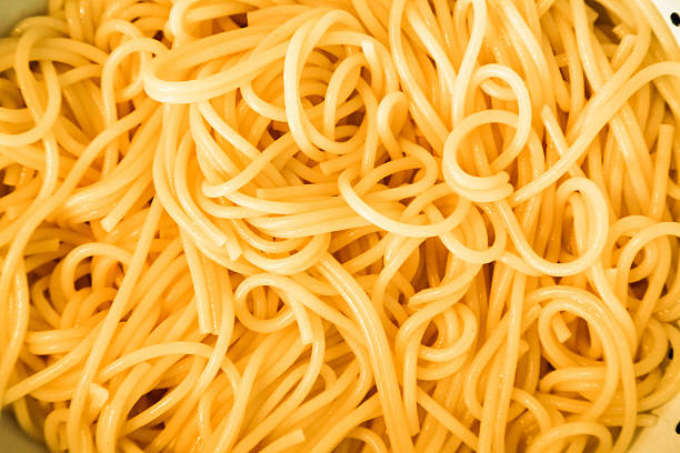 spaghetti background, food, pasta pattern - spaghetti cooked heap studio shot imagens e fotografias de stock