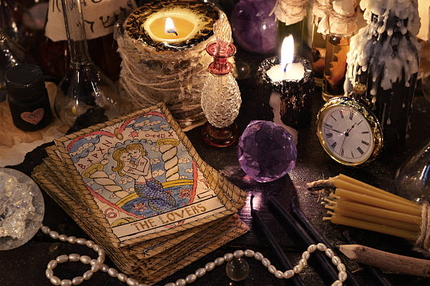 las cartas del tarot con cristal, velas y objetos mágicos - ceremonia tradicional fotografías e imágenes de stock