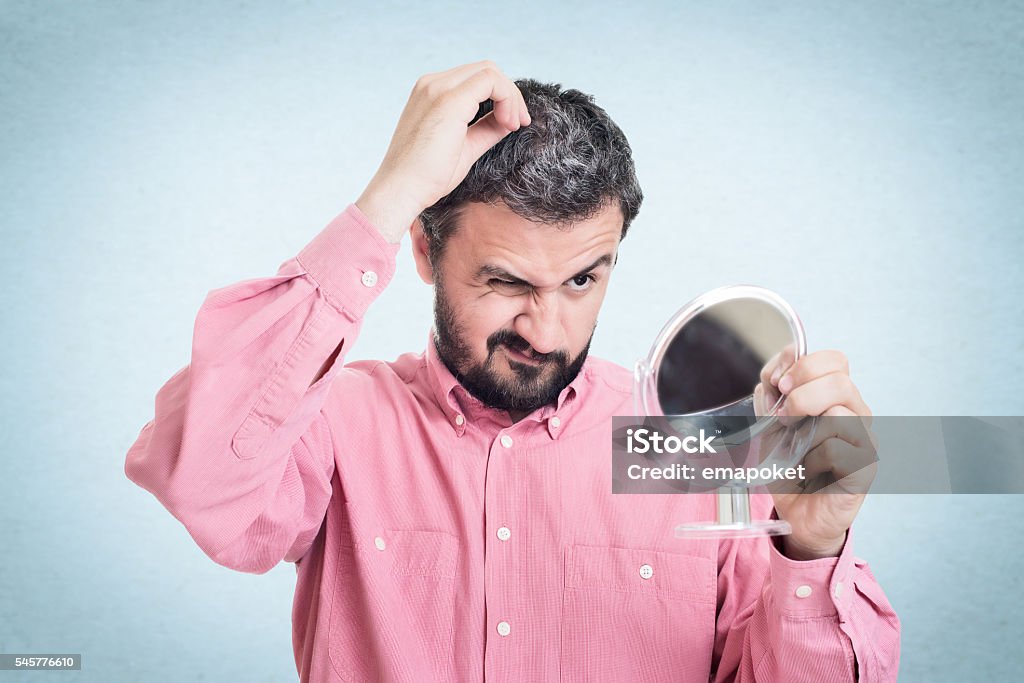 Mann, Blick in den Spiegel im ersten Graues Haar - Lizenzfrei Graues Haar Stock-Foto