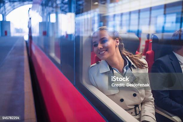 Glückliche Frau Stockfoto und mehr Bilder von Eisenbahn - Eisenbahn, Passagier, Rot