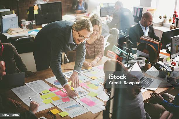Geschäftsleute Die Analyse Büro Konzept Der Strategie Stockfoto und mehr Bilder von Marketing