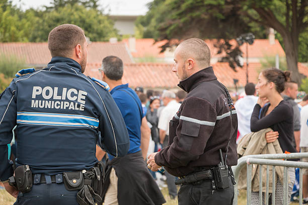 polizia municipale francese che monitora il pubblico - occupy movement foto e immagini stock