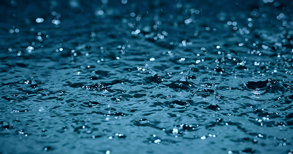 90392874 istock gotas de agua de lluvia intensa en la calle de superficie 545784958