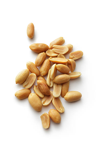 орехи: арахис изолированы на белом фоне - heap studio shot vertical directly above стоковые фото и изображения