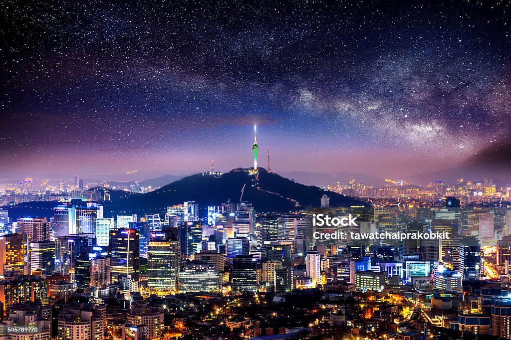 Vista del paisaje urbano del centro de la ciudad y la torre de Seúl en Seúl. - Foto de stock de Seúl libre de derechos