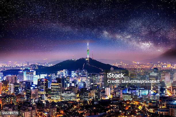 Vista Del Paisaje Urbano Del Centro De La Ciudad Y La Torre De Seúl En Seúl Foto de stock y más banco de imágenes de Seúl