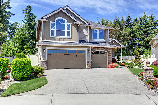 istock Home exterior with garage and driveway 545789786