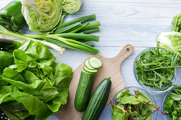 saladas : ingredientes de salada ainda vida de - bibb lettuce imagens e fotografias de stock