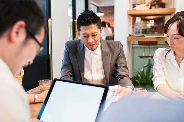 nieformalne spotkanie biznesowe - business meeting choice business coworker zdjęcia i obrazy z banku zdjęć